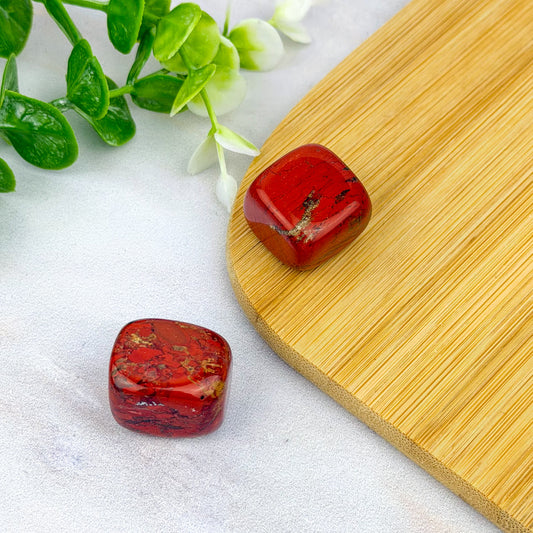 Pierre roulée cubique en jaspe rouge