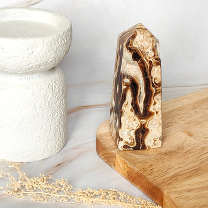Pointe en Calcite Chocolat avec cavités