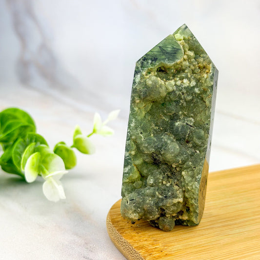 Pointe ou tour semi polie en prehnite