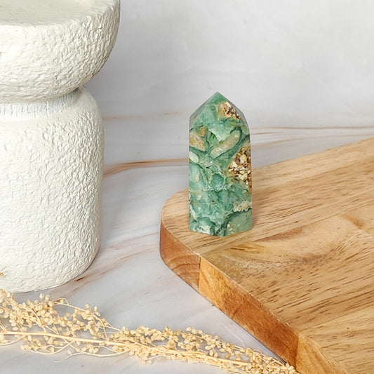 Pointe en Calcédoine verte avec cavité