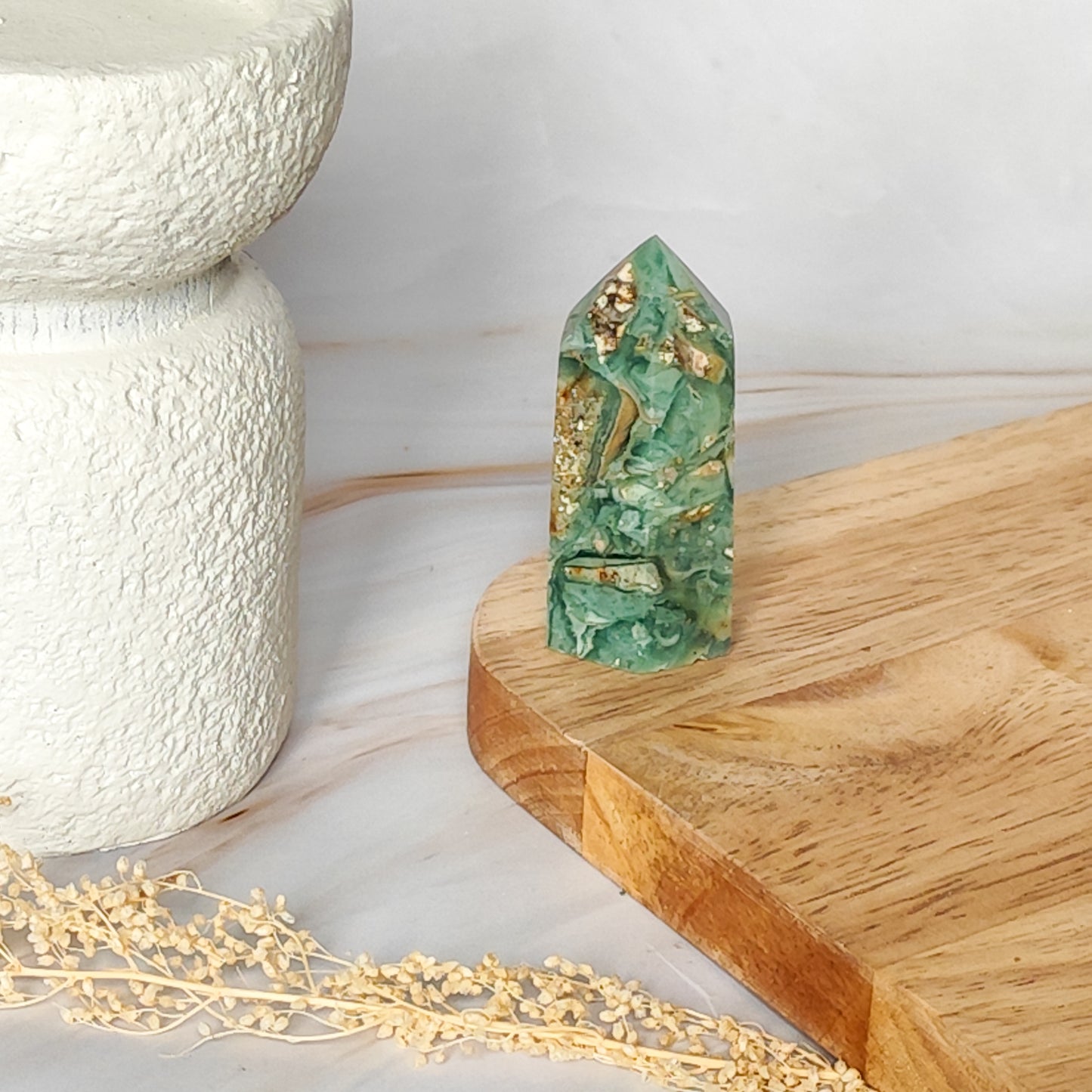 Pointe en Calcédoine verte avec cavité