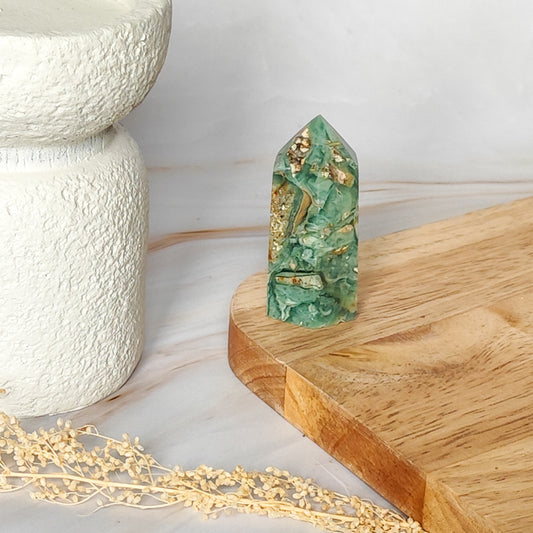 Pointe en Calcédoine verte avec cavité