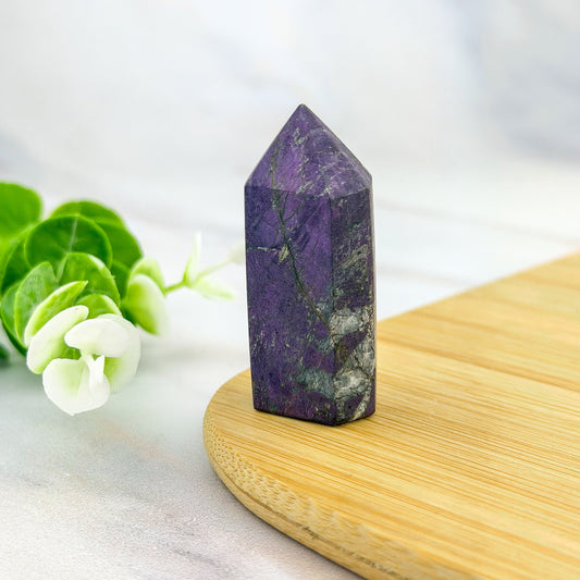 Tour en purpurite violette