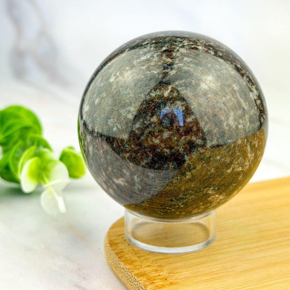 Sphère en grenatite