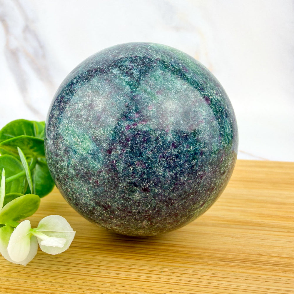 Sphère en rubis fuschite et cyanite