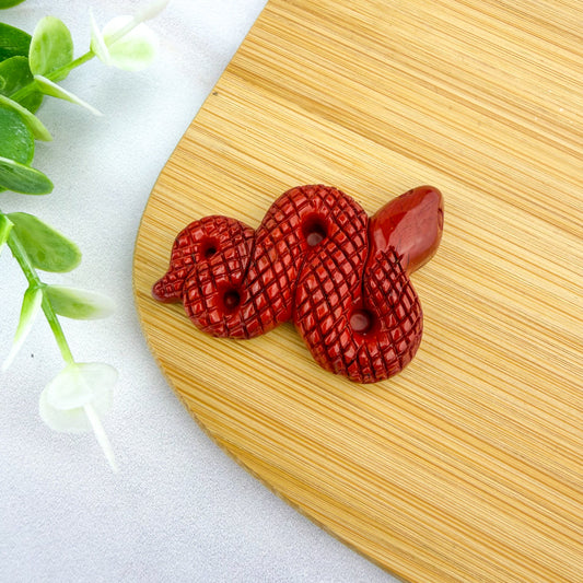 Serpent sculpté en jaspe rouge