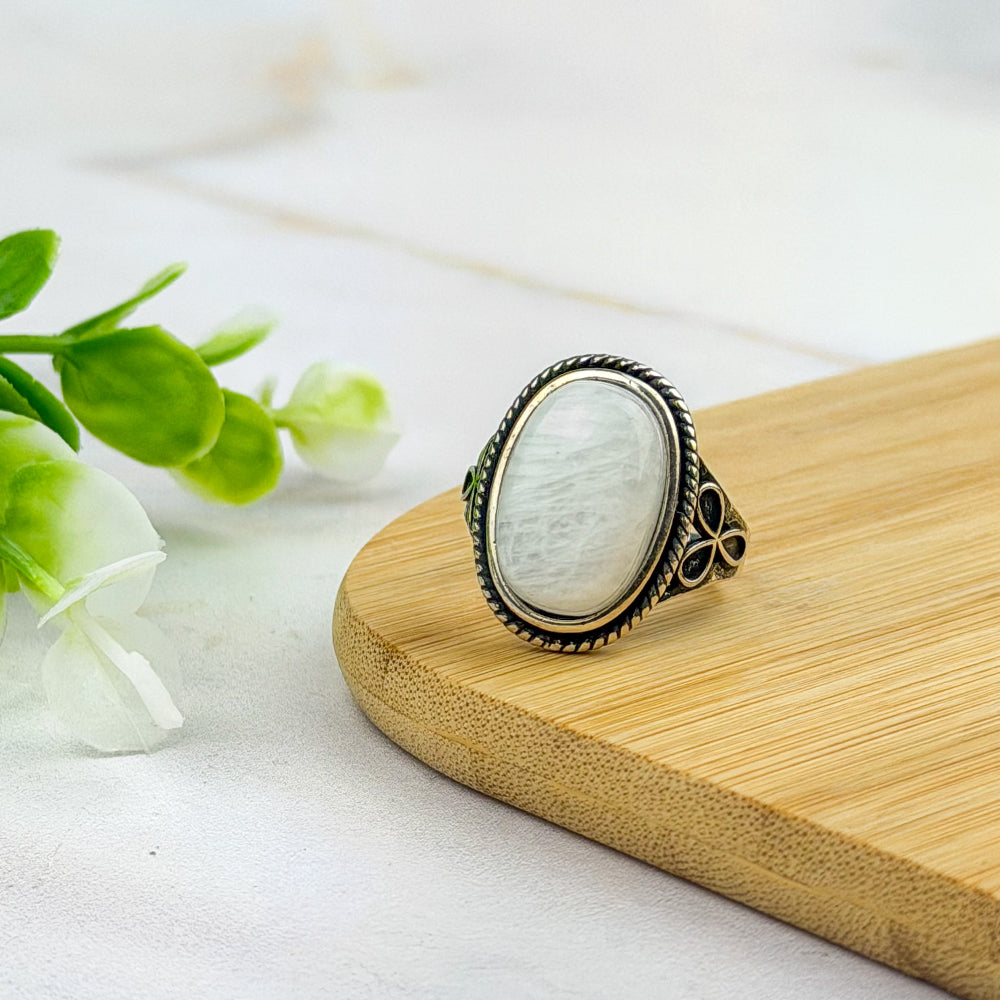 Bague ovale en pierre de lune blanche