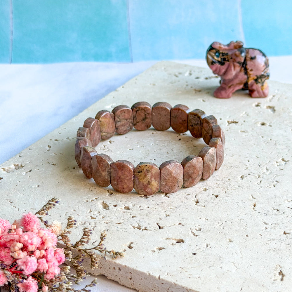 gros bracelet en rhodonite à facette