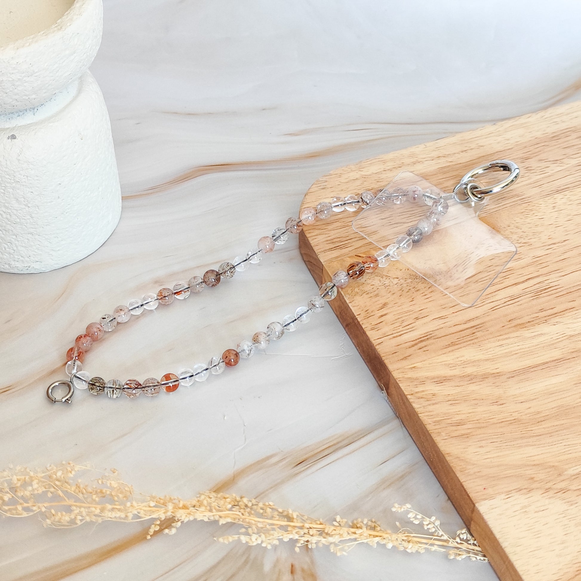 Détail chaîne bijoux téléphone anti-stress pierres naturelles