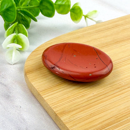 worry stone en jaspe rouge