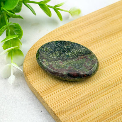 worry stone en jaspe sang de dragon