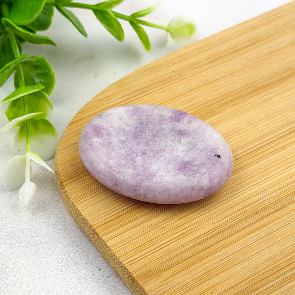 worry stone en lépidolite