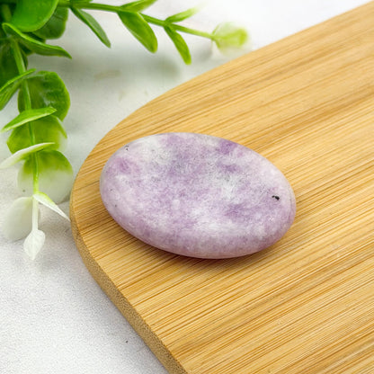 worry stone en lépidolite