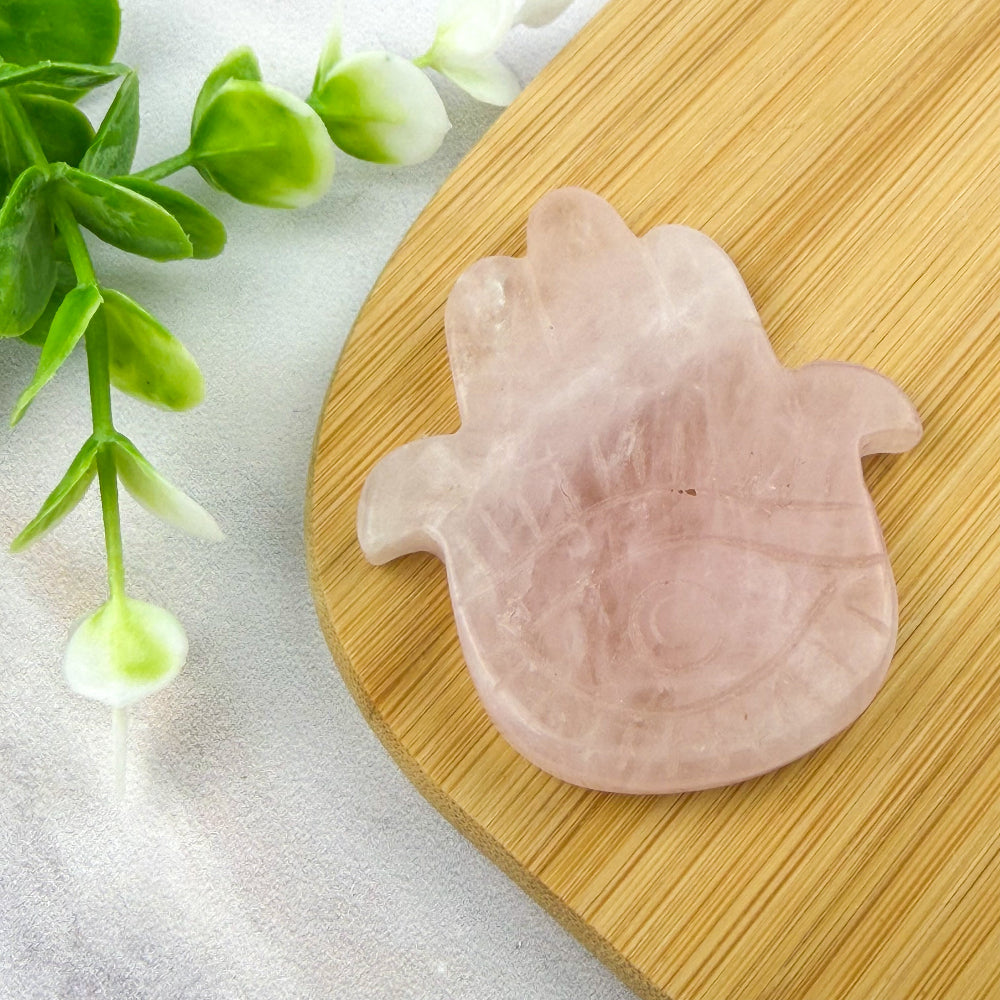 main avec œil protecteur en quartz rose