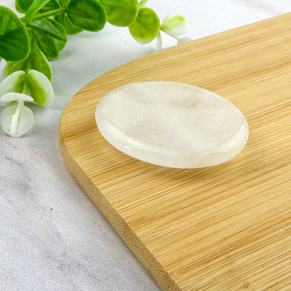 galet anti stress incurvé en cristal de roche