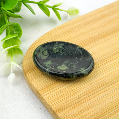 worry stone en jaspe kambaba
