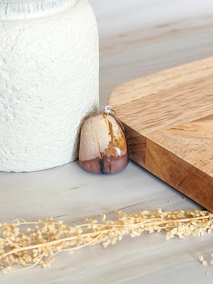 Pendentif en pierre roulée de Mokaïte