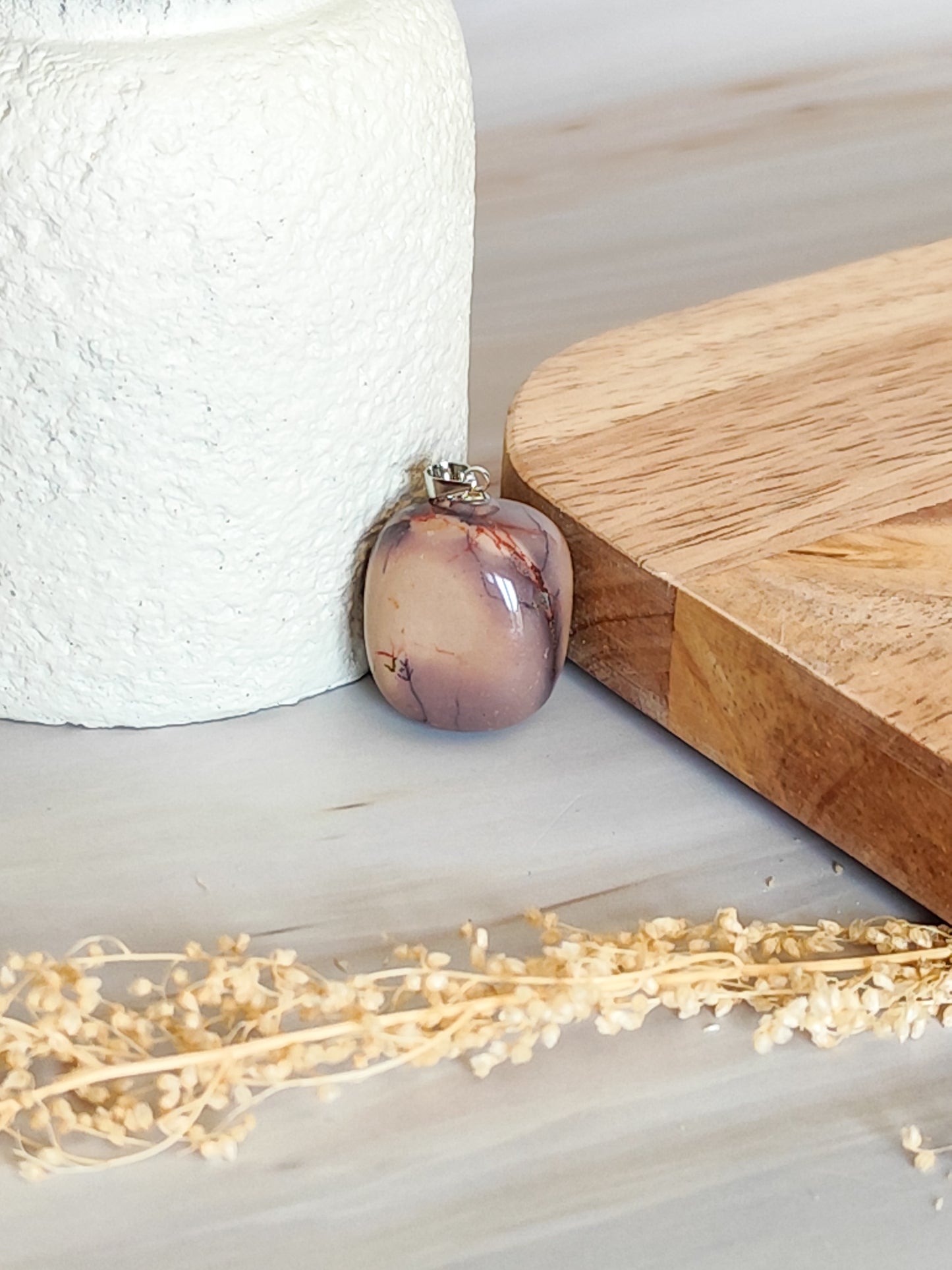 Pendentif en pierre roulée de Mokaïte