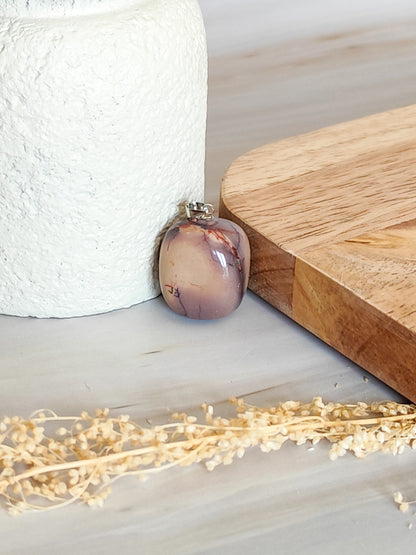 Pendentif en pierre roulée de Mokaïte