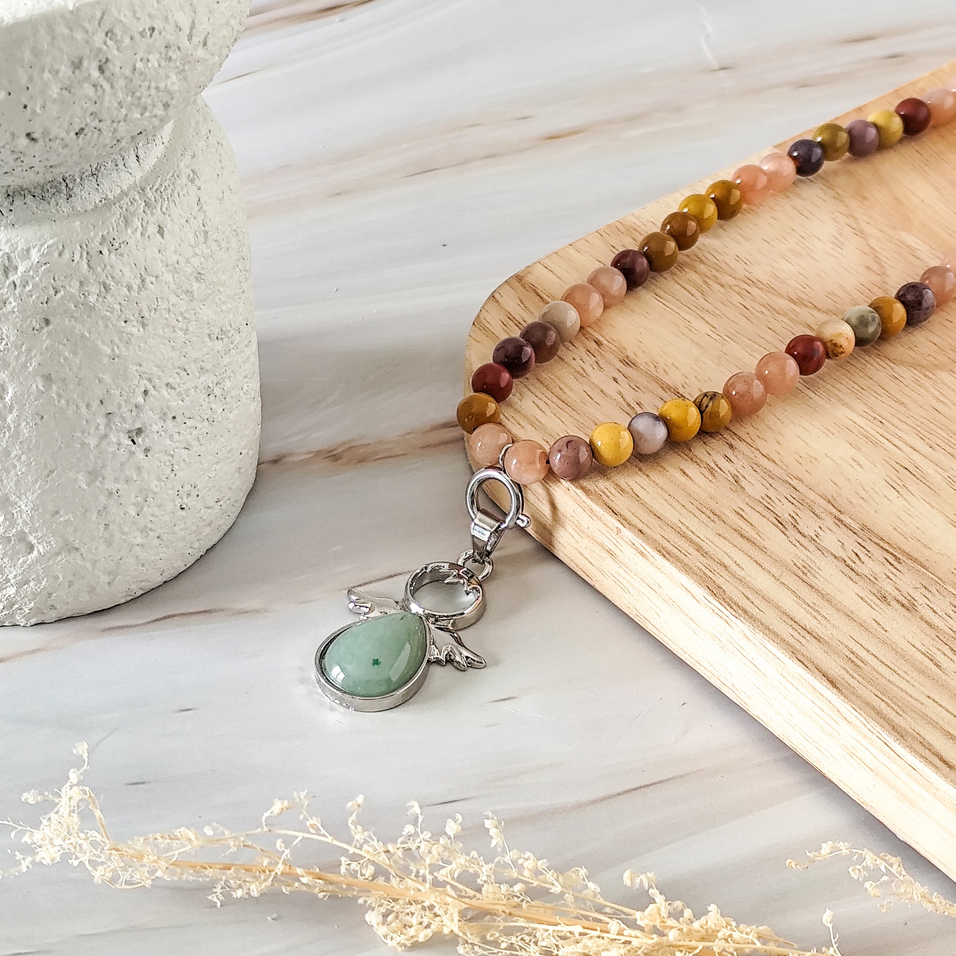 Accroche téléphone personnalisable mokaïte et pierre de soleil avec charms en aventurine verte