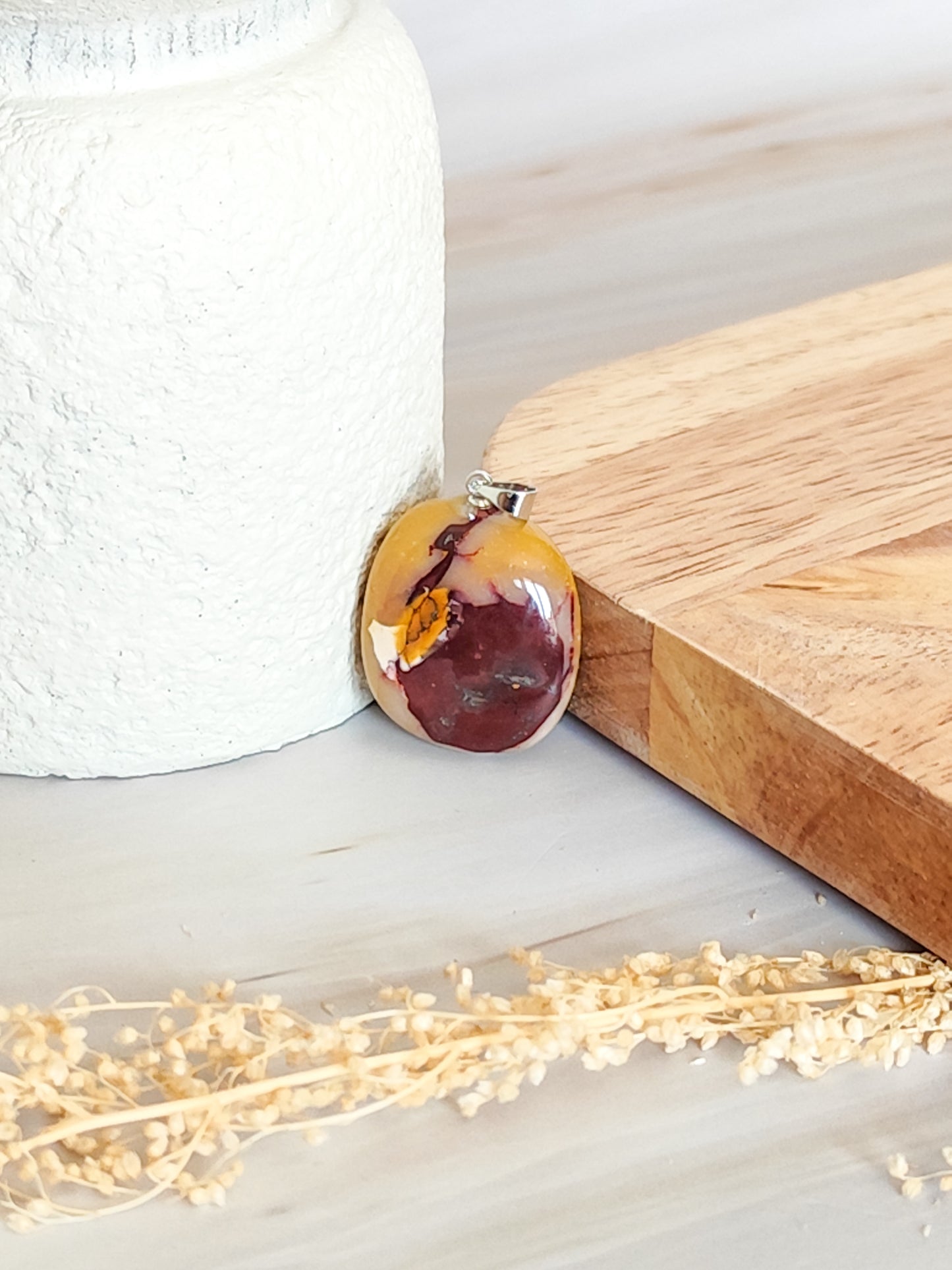Pendentif en pierre roulée de Mokaïte